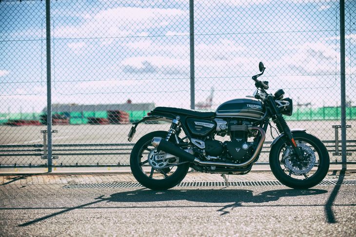 「スラクストンR」より10kgも軽い専用シャシーに、排気量1.2リッターのパラレルツインエンジンを搭載した「スピードツイン」。商品コンセプトは「THE NEW PERFORMANCE ICON」というもので、クラシカルなスタイリングのモデルでありながら、俊敏な走りが追求されている。