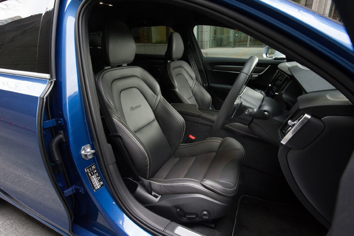 「R-Design」専用となる、パーフォレーテッド加工が施されたファインナッパレザーのスポーツシート。