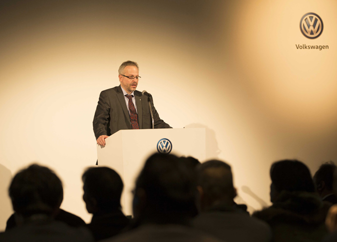ディーゼル車の日本導入に関連するワークショップであいさつする、エッケハルト・ポット氏。ガソリンエンジンとディーゼルエンジンの開発に携わってきた氏は、「フォルクスワーゲンでは、両エンジンの開発部門の交流がさかんに行われている」と語る。