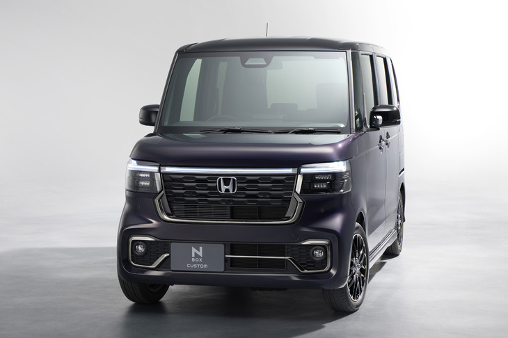2025年4月の一部改良で、高級感を演出するダーククロームメッキのLEDフォグランプとフォグランプガーニッシュが標準で装備された「N-BOXカスタム コーディネートスタイル」。