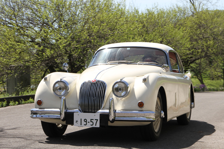 1957年「ジャガーXK150」。「XK120」に始まるXKシリーズの最終発展型（北米では「Eタイプ」が「XK-E」と呼ばれたが）。