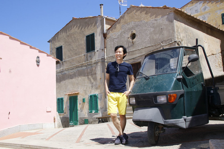 三輪トラック「アペ」があると、つい一緒に記念写真に収まってしまう筆者。