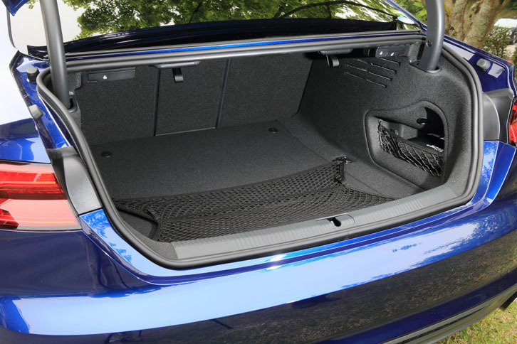 トランクルームは、4人乗車時で465リッターの容量が確保される。
