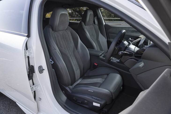 シートにはアルカンターラとテップレザーのコンビ表皮を採用。ホールド感が高く座面は硬め。