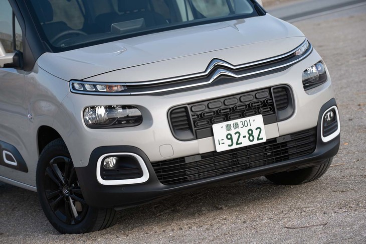 最新の他のシトロエン車と共通するアグレッシブなフロントマスク。ヘッドランプが“つり目”の下にある楕円（だえん）の部分となるのも、そのハロゲン球の光量が控えめ（＝暗い）なところも同じだ。