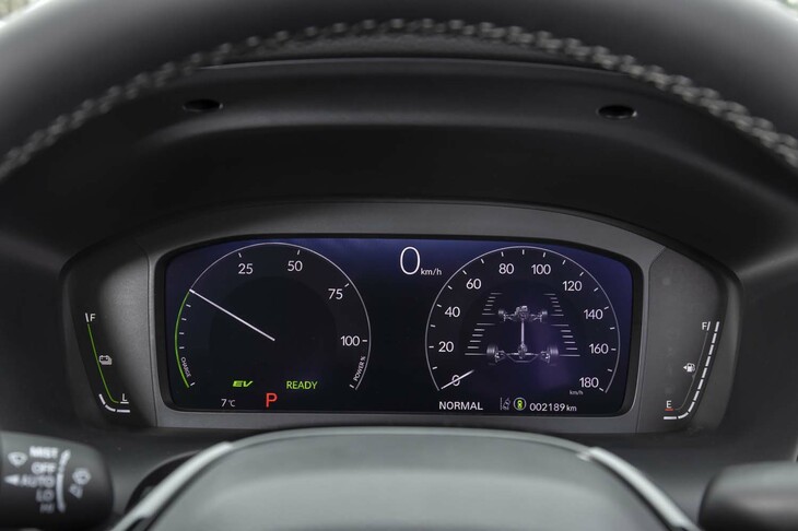 液晶式のメーターパネルは輝度が抑えめで見やすい。トルク配分の状況が分かるインジケーターを表示できる。