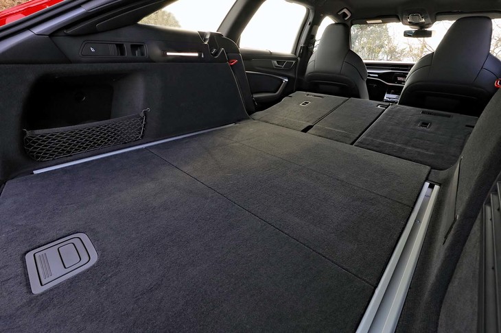 ラゲッジスペースの容量は565～1680リッター。リアシートの40：20：40分割式の背もたれを倒した際の荷室長は2mにも及ぶ。