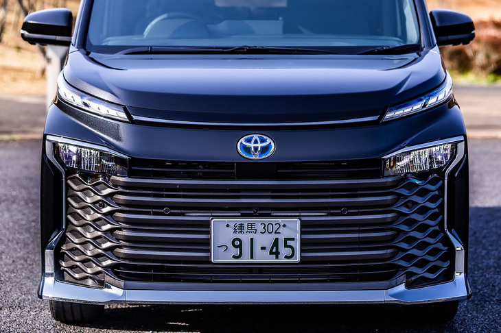 「先鋭かつ独創的なスタイル」を追求したという「ヴォクシー」のエクステリアデザイン。薄型のアッパー部と分厚くスクエアなロア部の組み合わせによって、コントラストの強い個性的なフロントマスクが構成されている。