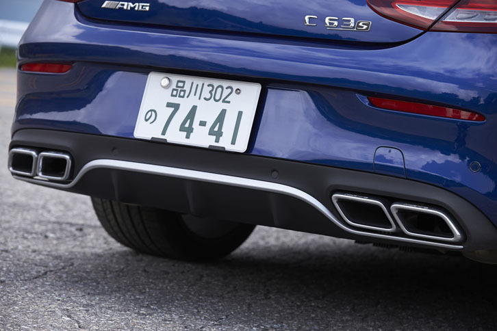 「メルセデスAMG C63 Sクーペ」の排気音は、「AMGパフォーマンスエグゾーストシステム」の働きにより、トランスミッションのモード次第で2種類に変化する。ボタン操作で切り替えることも可能。