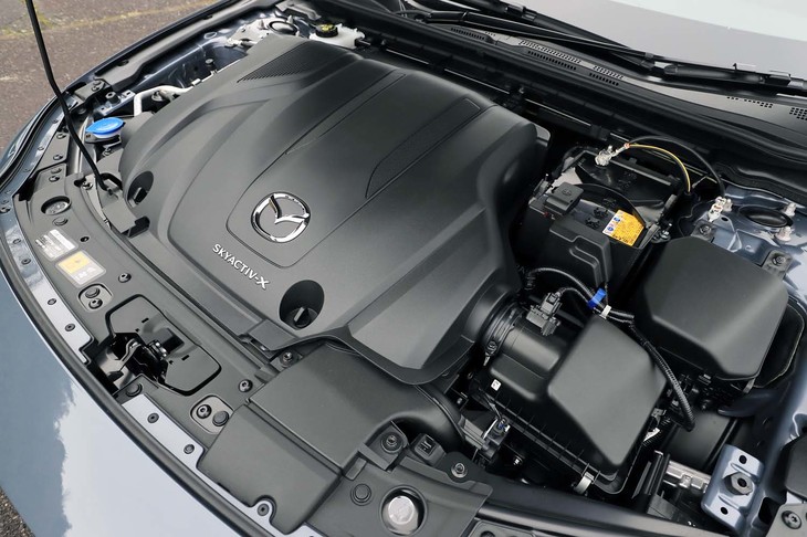 「スカイアクティブX 2.0」エンジンはがっちりとカバーで覆われて搭載される。カバーはエンジンユニットの下部まで回り込んでおり、静粛性を高めるとともに、内部の温度を下げない＝圧縮着火に入りやすくする効果があるという。