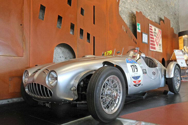 「フィアット508スポルト」をベースに、元ドライバーのマリオ・ベルナルディーニが1950年に製作した「シールロ（Siluro）」。車名は魚雷の意味。