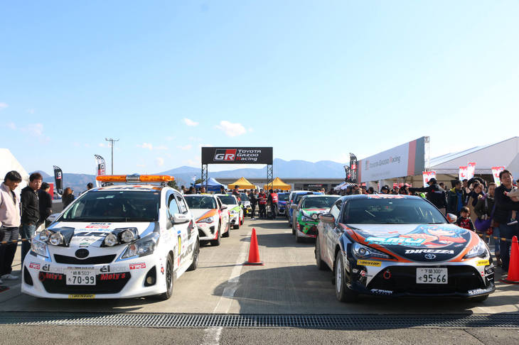 富士スピードウェイの施設内で開催されたラリーデモンストレーション「TGRF RALLY選手権」。3カ所のSS（スペシャルステージ）での走行とSSの間に行われるサービス（車両メンテナンス）で構成され、ラリーの迫力と魅力が味わえた。