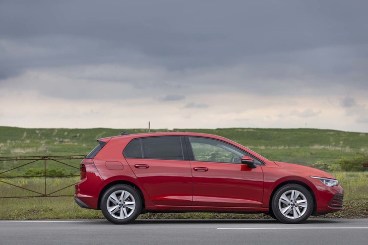 「ゴルフ」は先代モデルからやや伸びたものの、それでも全長は4295mmとコンパクト。10mm削られた全幅も相まって取り回しに気を使わないサイズだ。