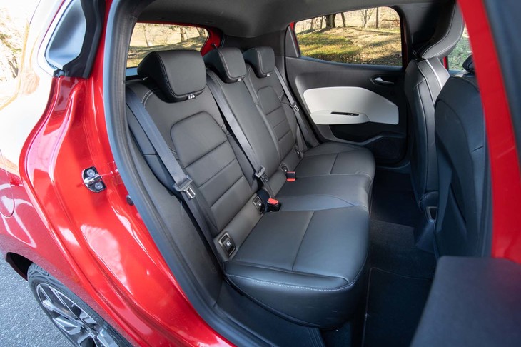 後席には足元にも頭上にも十分なスペースが割かれている。背もたれは40：60の2分割式。