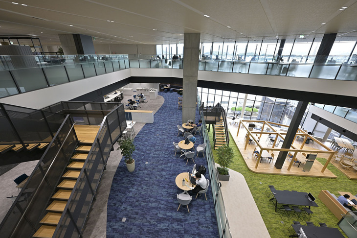 群馬・太田のスバル群馬製作所本工場内にある「イノベーションハブ」。内部はまるでラグジュリーホテルのような、洗練された空間になっている。