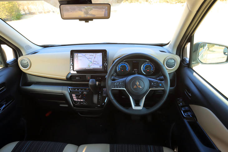 「eKクロスT」のインストゥルメントパネルまわり。