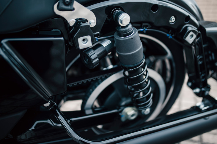 リアサスペンションはプリロード調整機能付きのツインショック。トラベル量を3インチ増すことで、快適性を向上させている。