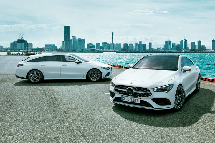 新型「メルセデス・ベンツCLA」（写真右）と「CLAシューティングブレーク」。