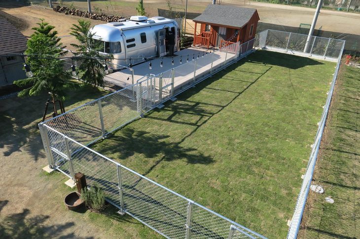 こちらはハーブ菜園とドッグラン。ランドローバーのオーナーの中には、犬を飼っている人も多いのだとか。