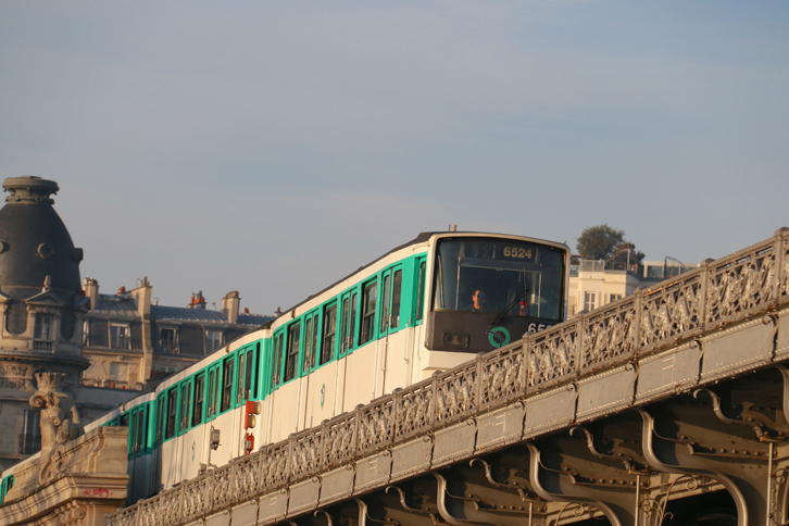 写真の6号線は、パリ地下鉄の中で最も地上区間が長い路線である。