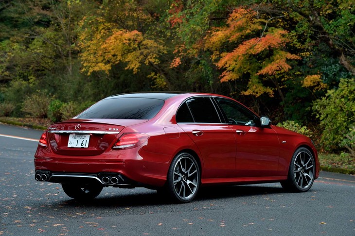 
	【メルセデスAMG E53 4MATIC＋のスペック】
	ボディーサイズ：全長×全幅×全高＝4950×1850×1450mm／ホイールベース：2940mm／車重：2020kg／駆動方式：4WD／エンジン：3リッター直6 DOHC 24バルブ ターボ＋スーパーチャージャー／モーター：交流同期電動機／トランスミッション：9段AT／エンジン最高出力：435ps（320kW）/6100rpm／エンジン最大トルク：520Nm（53.0kgm）/1800-5800rpm／モーター最高出力：22ps（16kW）／モーター最大トルク：250Nm（25.5kgm）／システム総合出力：--ps（--kW）／タイヤ：（前）245/35ZR20 95Y／（後）275/30ZR20 97Y（ヨコハマ・アドバンスポーツV10S）／燃費：10.0km/リッター（JC08モード）／価格：1226万円
	