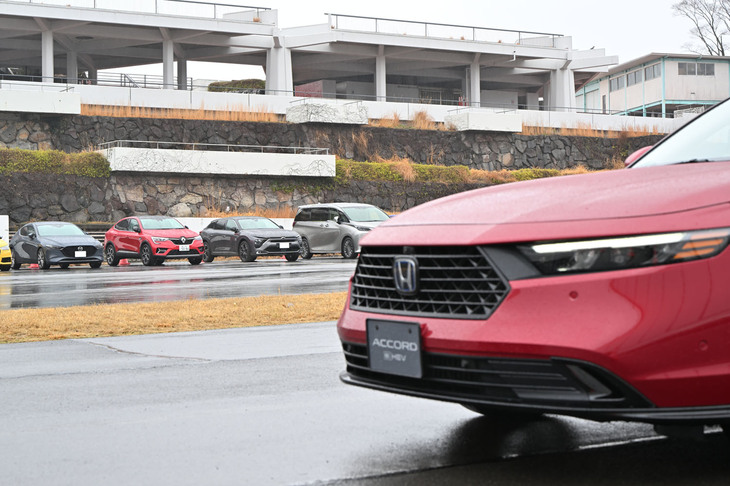 伊豆市の「自転車の国 サイクルスポーツセンター」で。手前が新型「ホンダ・アコード」で、われらが「アルカナ」は奥に小さく見えている。