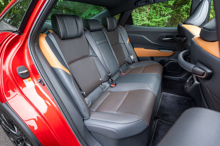 広々とした後席の空間にはFFシャシー化の恩恵が確かに感じられる。ソフトクローザー（半ドアを自動で閉めてくれる機能）はリアドアにのみ備わっている。