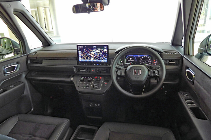 比較用に、「ホンダ・ステップワゴン」の運転席からの視界。