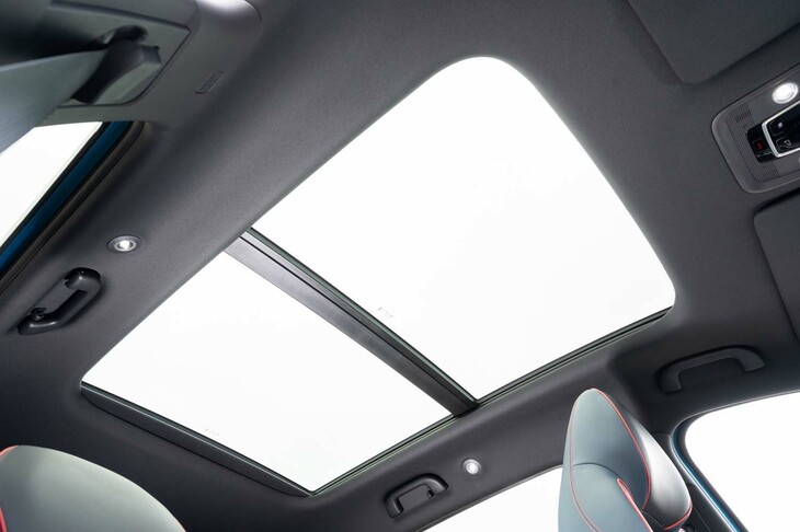 パノラマサンルーフも標準。このほかにスマートフォンの無接点充電器なども装備しながらの440万円は、お買い得に感じる。