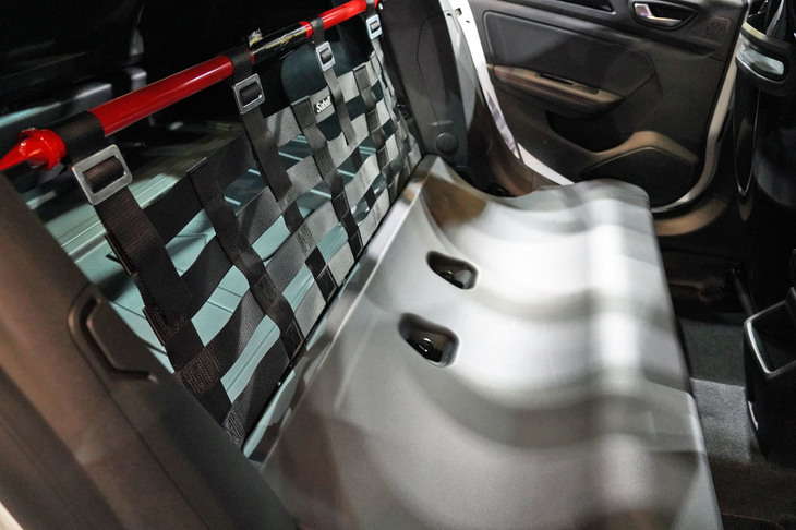 軽量化のためリアシートは取り払われている（リアドアは開閉可能）。