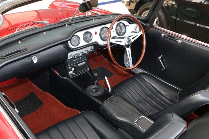 コックピットは、英国ライトウェイトスポーツカーをほうふつさせるもの。トランスミッションは4段MT。オープンカーであることを考慮してか、しっかりとしたグローブボックスなどのふた付き収納を備える。