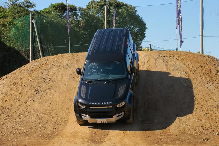 ヒルディセントコントロールの車速は任意で調整が可能。ランドローバーなら、オフロードでも至れり尽くせりである。