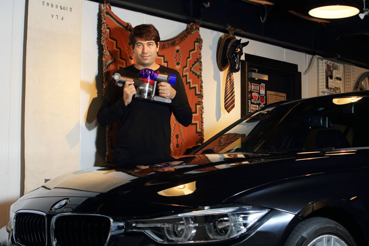 自らの手で「Dyson V7 Car＋Boat」の実力を試したサッシャさん。「子どもがやんちゃなうちは、いつでも掃除できるよう車内に常備したいですね」と、大満足の様子。