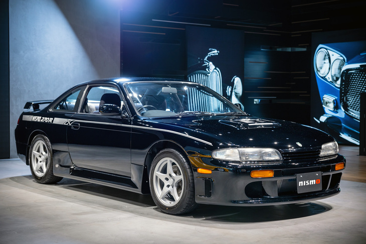 1994年「NISMO 270R」。価格はベースとなった「シルビア」（S14）のトップグレードが約260万円だったのに対し、「スカイラインGT-R」（BNR32）とほぼ同じ450万円だった。