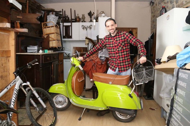 ガレージも見せてもらった。ヴェスパもご覧のとおり。古いモノをこよなく愛する彼の趣味がうかがえる。