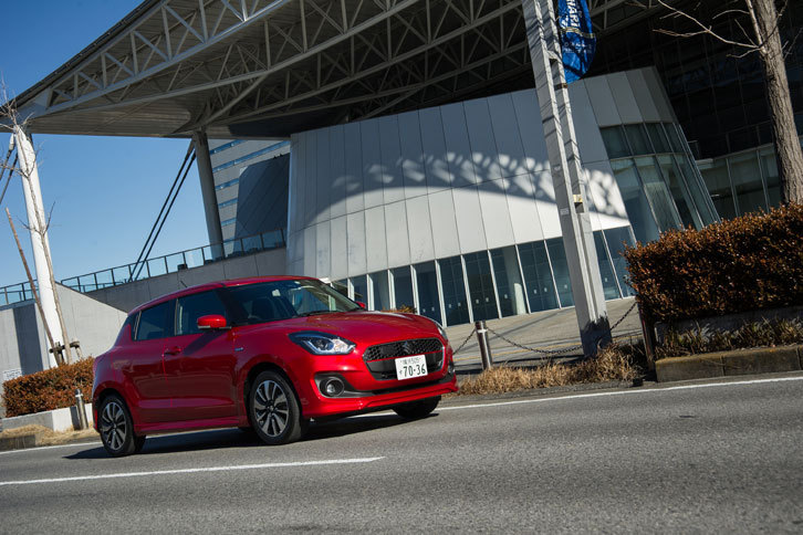 スズキの世界戦略を担うコンパクトカー「スイフト」。2004年に登場した先々代モデルにおいて、市場ごとに異なっていた車名がスイフトに統一された。