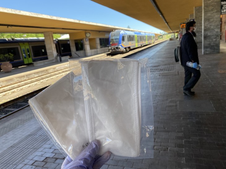 5枚入りの不織布マスクが2袋渡された。シエナ駅にて。2020年5月7日撮影。
