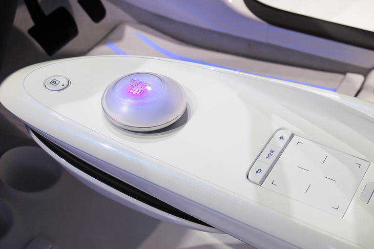 コントローラーは「プリウス」などでおなじみのトラックボール式のようだ。