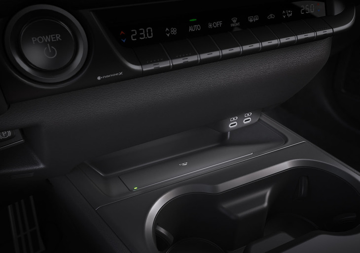 充電用USBコネクター（Type-C）をコンソール前方に2個新たに設定。おくだけ充電のスペースも拡大されている。