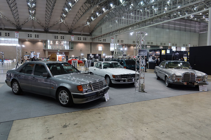 ヤナセクラシックカーセンターのブース。