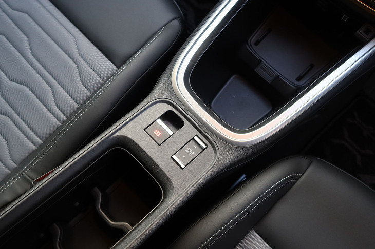 ジープ・アベンジャー4xeハイブリッド（センターコンソール）