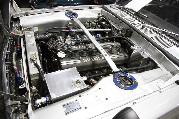 アールファクトリーの「日産スカイライン ハードトップ2000GT-R」（KPGC10）のS20ユニット。カムギアトレイン、ドライサンプに電動ウオーターポンプを備えた2.6リッター仕様で最高出力312psを発生。ギアボックスはシーケンシャルの6段MTという。