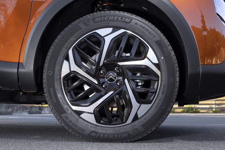 タイヤサイズは195/60R18。試乗車はミシュラン史上最高の低燃費性能をうたう最新タイヤ「eプライマシー」を履いていた。