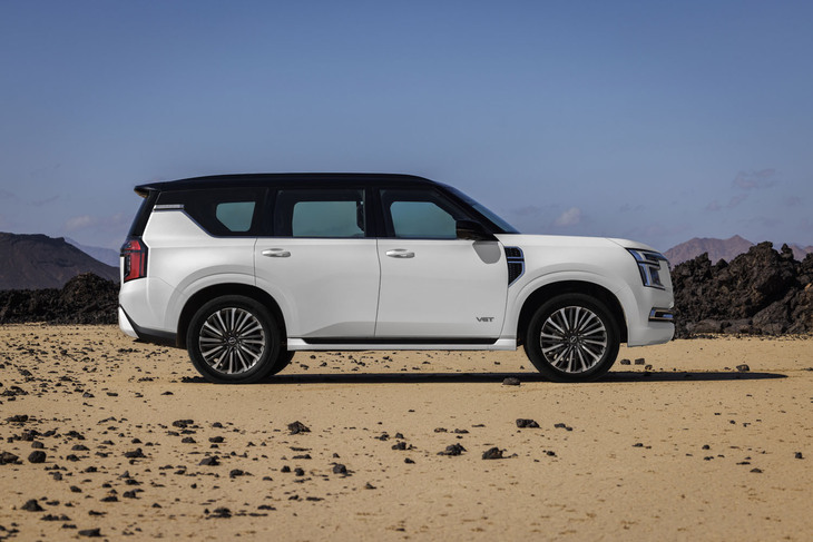 新型のボディーサイズは全長×全幅×全高＝5350×2030×1945mmで、ホイールベースは3075mm。まさに小山のように大きい。