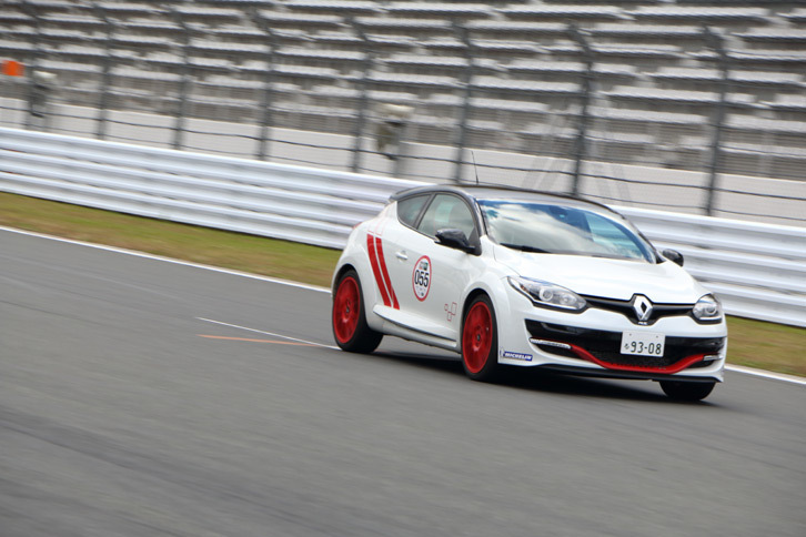 ウルゴンさんによる「メガーヌR.S.トロフィーR」を使ったタイムアタックも披露された。何を隠そう彼は、かつてトロフィーRで当時のニュルFF量産車コースレコード、7分54秒36をマークしたご本人なのだ。