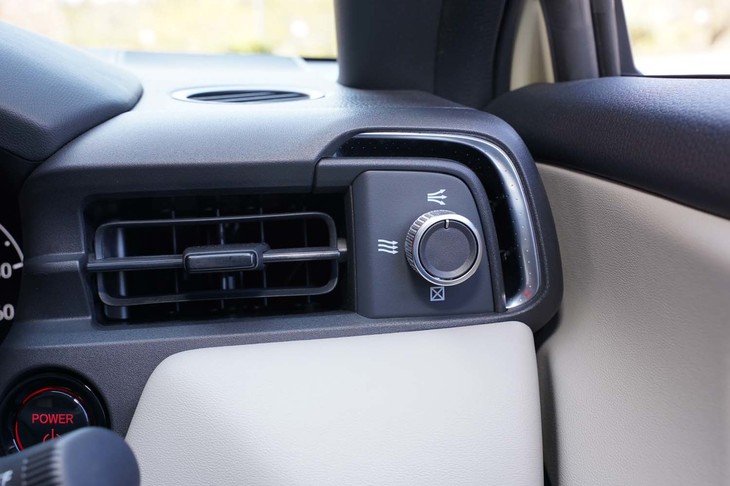 ホンダ・ヴェゼルe：HEV PLaY（エアコン吹き出し口）