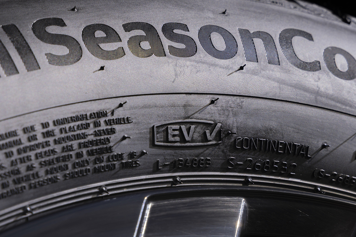 モデルロゴの下に描かれた「EVチェックマーク」。電気自動車にも最適化していることを示しているが、もちろんどんなパワートレインのクルマにも装着可能だ。