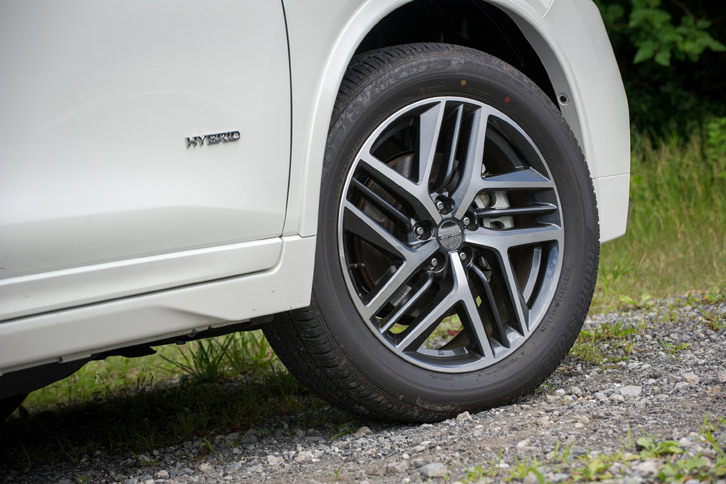 「モード・プレミア」専用の19インチアルミホイール。タイヤサイズは、通常のモデルが225/60R17（「20X」のみ225/60R18）なのに対し、225/55R19となっている。