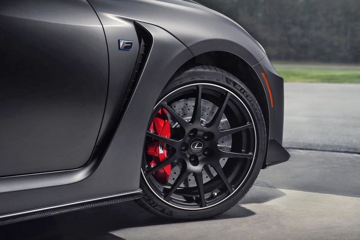 「RC F“パフォーマンスパッケージ”」にはカーボンセラミックブレーキが装着される。