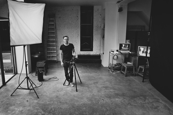 2022年版のピレリカレンダー撮影を担当するブライアン・アダムス氏。